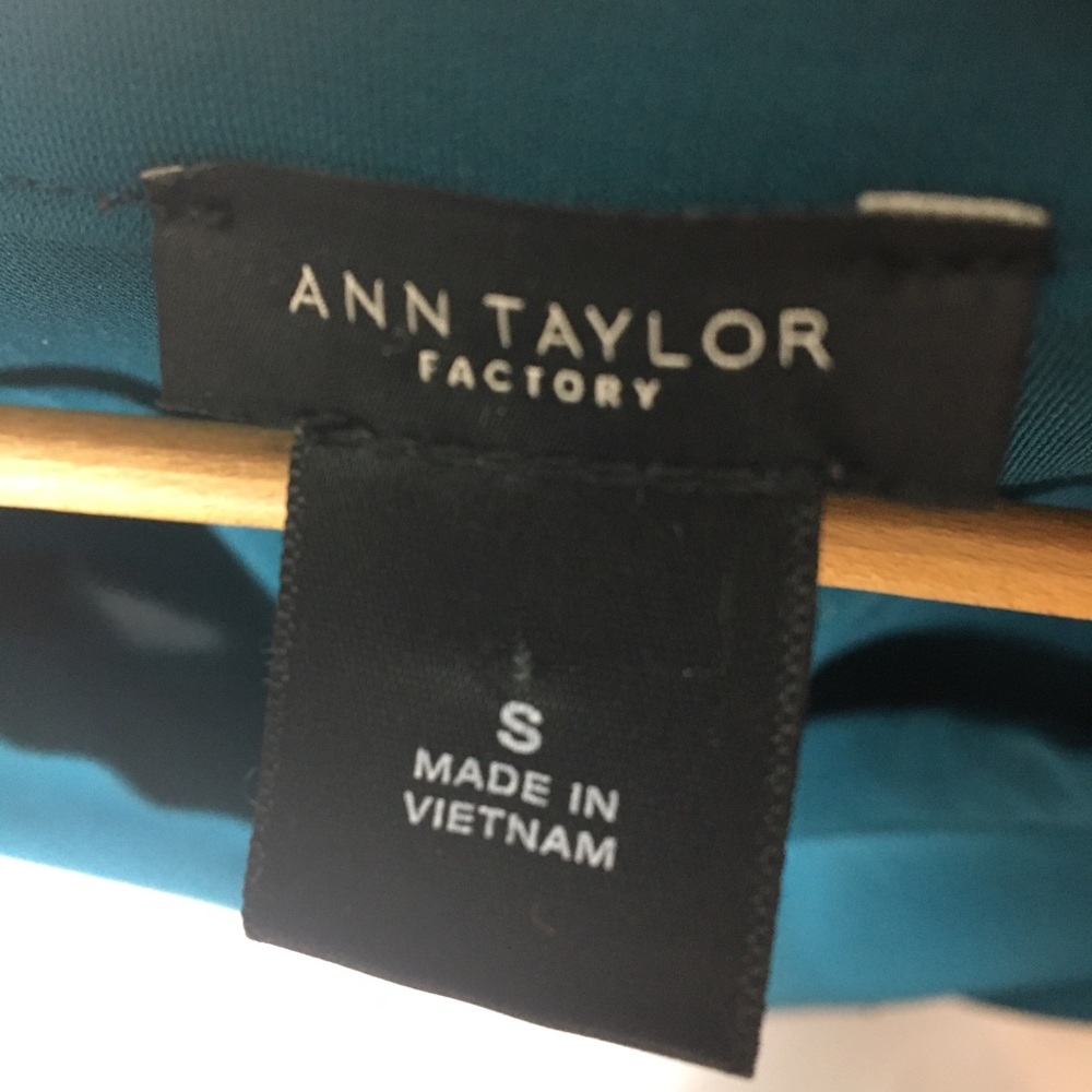 Ann Taylor Small Sheer Puff Sleeves VNeck Roo - Picture 5 of 5